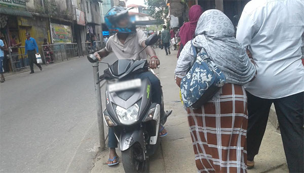 පදික මාර්ගය යතුරු පැදිකරුවන් ආක්රමනය කිරිමත් සමඟ පදිකයන් දුෂ්කරතාවයන්ට