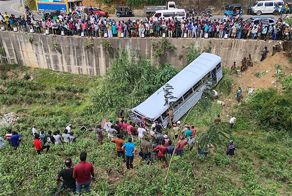 බස් රථයක් හැටන් මල්ලිඅප්පුව ප්රදේශයේදි මාර්ගයෙන් ඉවතට පැන පෙරලිමෙන් තිදෙනකු මියයයි