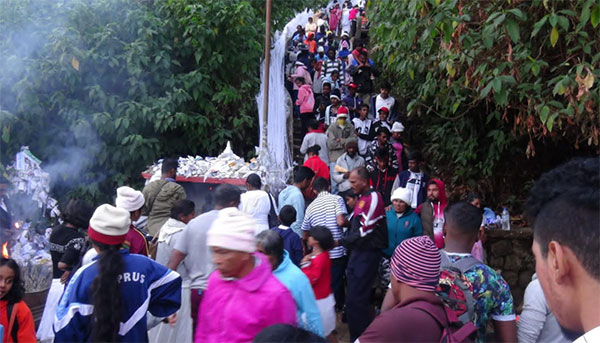 ශ්රිපාදය වන්දනා කිරිම සදහා අති විශාල පිරිසක්