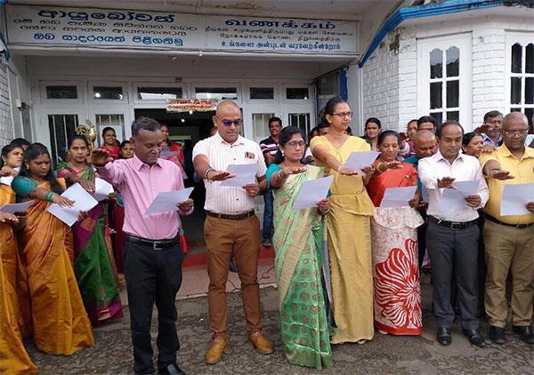 දික්ඔය නගර සභාවේ සේවක පිරිසට නව අවුරුදු උදාවේදි රාජ්ය සේවයේ දිවුරුම් ලබාදෙයි